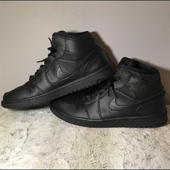 Jordan 1 Triple Black - Picture 4 of 7